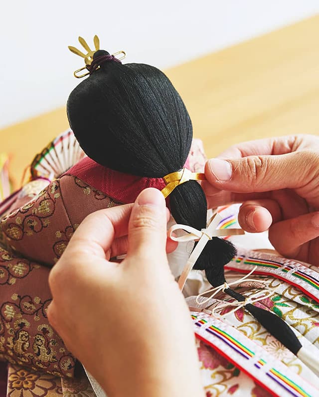 京都の「工房」での雛人形づくり